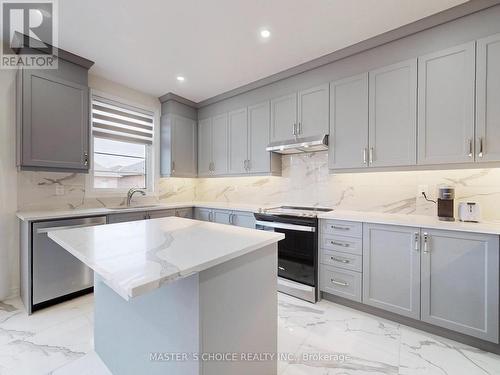 68 Kentledge Avenue, East Gwillimbury, ON - Indoor Photo Showing Kitchen With Upgraded Kitchen