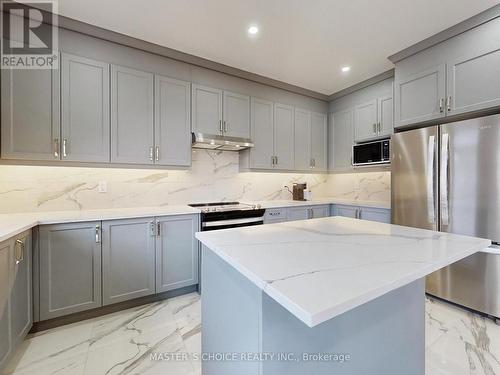 68 Kentledge Avenue, East Gwillimbury, ON - Indoor Photo Showing Kitchen