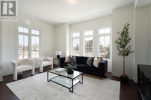 2110 Royal Gala Circle, Mississauga, ON - Indoor Photo Showing Living Room
