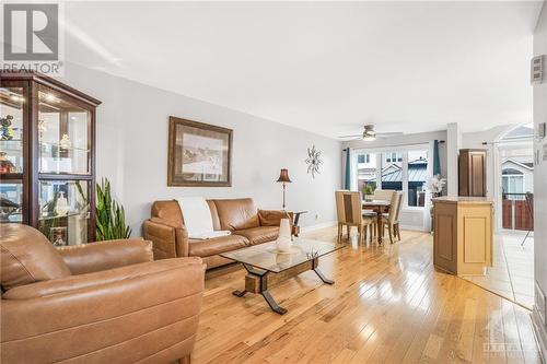 301 Vienna Terrace, Ottawa, ON - Indoor Photo Showing Living Room