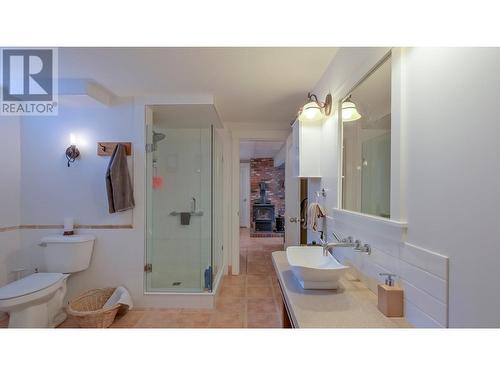 5286 Huston Road, Peachland, BC - Indoor Photo Showing Bathroom