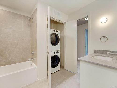 402-629 Speed Ave, Victoria, BC - Indoor Photo Showing Laundry Room