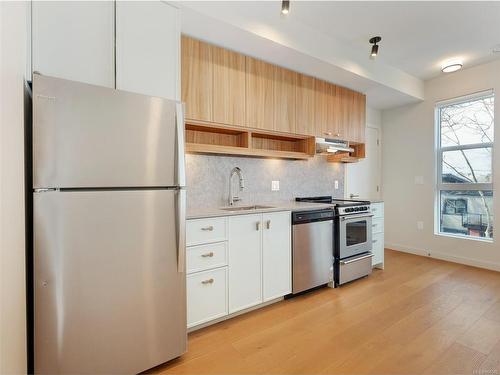 402-629 Speed Ave, Victoria, BC - Indoor Photo Showing Kitchen With Stainless Steel Kitchen With Upgraded Kitchen