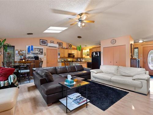 151-1680 Country Rd, Qualicum Beach, BC - Indoor Photo Showing Living Room