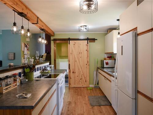 621 Dogwood Dr, Gold River, BC - Indoor Photo Showing Kitchen