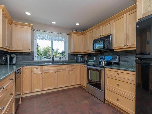284 Applegreen Ave, Nanaimo, BC - Indoor Photo Showing Kitchen With Double Sink