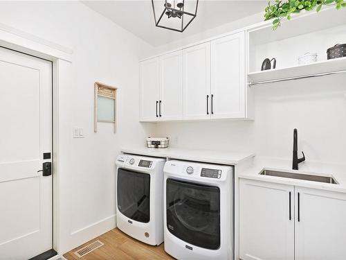 3392 Manchester Dr, Courtenay, BC - Indoor Photo Showing Laundry Room