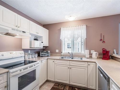 103-1150 Walkem Rd, Ladysmith, BC - Indoor Photo Showing Kitchen With Double Sink