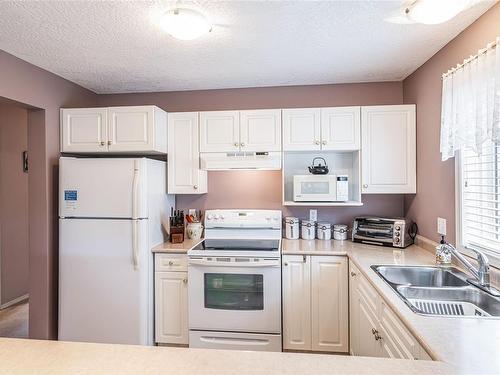 103-1150 Walkem Rd, Ladysmith, BC - Indoor Photo Showing Kitchen With Double Sink
