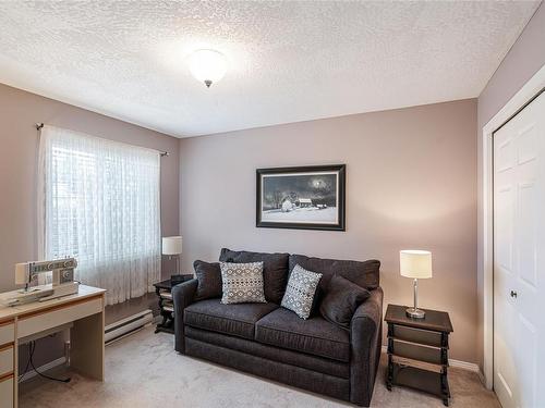 103-1150 Walkem Rd, Ladysmith, BC - Indoor Photo Showing Living Room