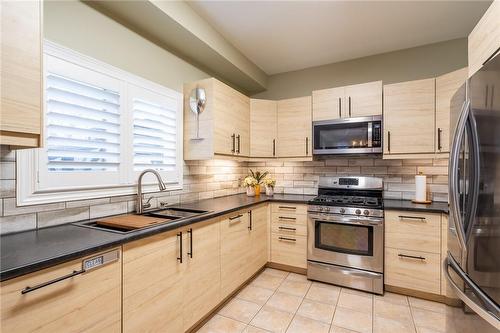 81 Segwun Road, Waterdown, ON - Indoor Photo Showing Kitchen With Upgraded Kitchen