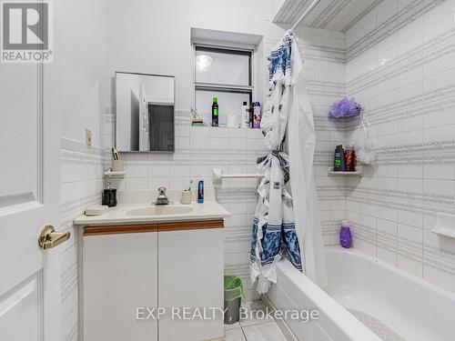 654 Crawford St, Toronto, ON - Indoor Photo Showing Bathroom