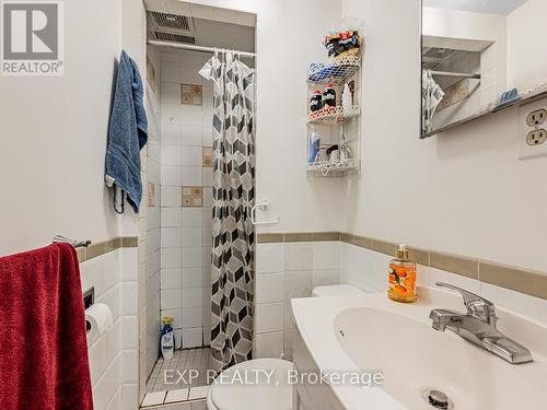 654 Crawford Street, Toronto C01, ON - Indoor Photo Showing Bathroom
