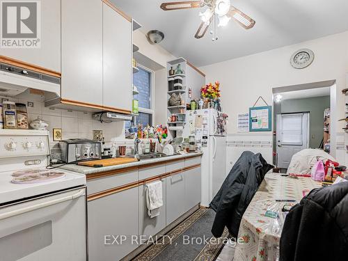 654 Crawford St, Toronto, ON - Indoor Photo Showing Kitchen