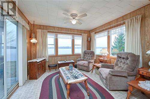 86 Leeder Cottage Road, Toledo, ON - Indoor Photo Showing Living Room