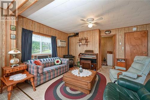 86 Leeder Cottage Road, Toledo, ON - Indoor Photo Showing Living Room