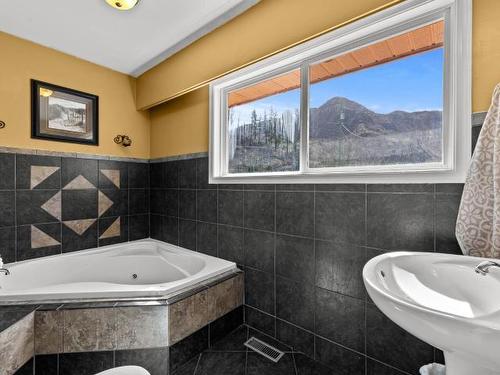 3311 Yellowhead Highway S, Barriere, BC - Indoor Photo Showing Bathroom