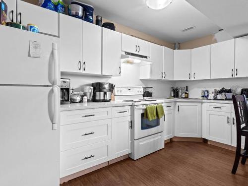 925 Stagecoach Drive, Kamloops, BC - Indoor Photo Showing Kitchen