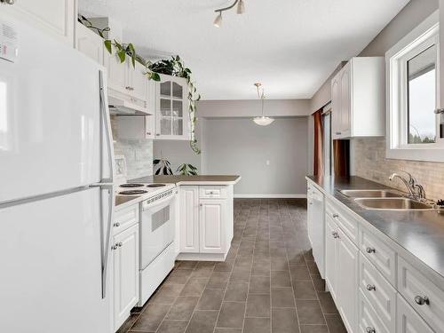 1503 Cascade Street, Kamloops, BC - Indoor Photo Showing Kitchen With Double Sink