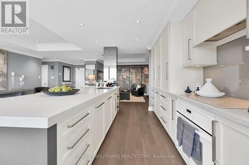 1109 - 1240 Marlborough Court, Oakville, ON - Indoor Photo Showing Kitchen With Upgraded Kitchen
