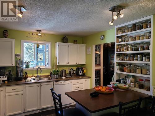 420 Mccurdy Road, Kelowna, BC - Indoor Photo Showing Kitchen