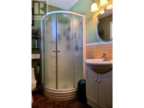 420 Mccurdy Road, Kelowna, BC - Indoor Photo Showing Bathroom
