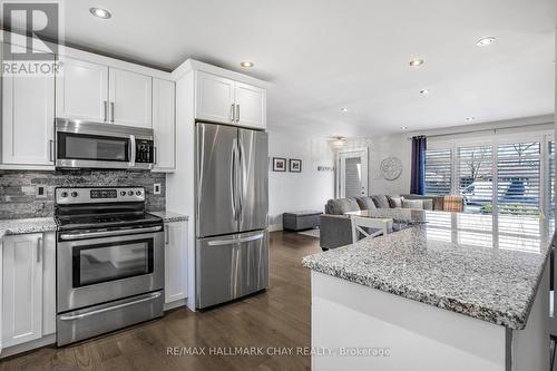 89 Melrose Avenue, Barrie, ON - Indoor Photo Showing Kitchen With Upgraded Kitchen