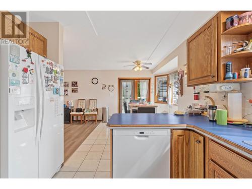 821 Cottonwood Avenue, Sicamous, BC - Indoor Photo Showing Kitchen