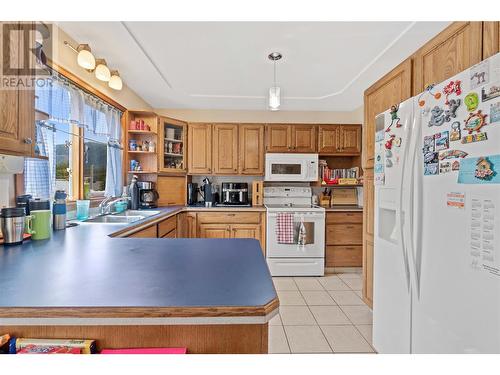 821 Cottonwood Avenue, Sicamous, BC - Indoor Photo Showing Kitchen With Double Sink