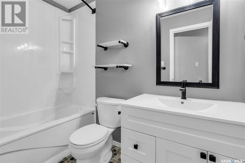 204 2931 Harding Street, Regina, SK - Indoor Photo Showing Bathroom