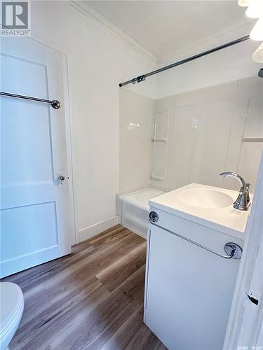 410 5Th Street Ne, Weyburn, SK - Indoor Photo Showing Bathroom