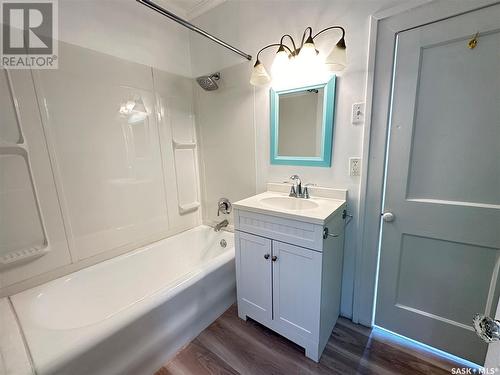 410 5Th Street Ne, Weyburn, SK - Indoor Photo Showing Bathroom