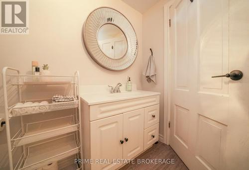 10217 Parkside Cres, Lambton Shores, ON - Indoor Photo Showing Bathroom