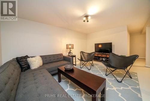 10217 Parkside Crescent, Lambton Shores, ON - Indoor Photo Showing Living Room