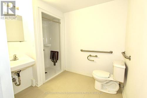 303 - 1800 Simcoe Street N, Oshawa, ON - Indoor Photo Showing Bathroom