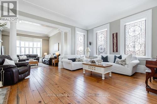 5299 9 County Rd, Clearview, ON - Indoor Photo Showing Living Room