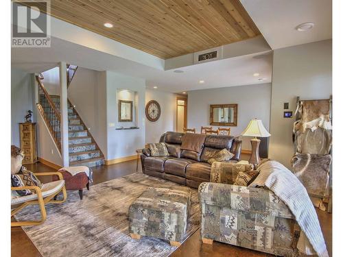 6580 Dixon Dam Road, Vernon, BC - Indoor Photo Showing Living Room