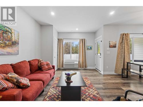 3820 20 Street Ne Unit# 12, Salmon Arm, BC - Indoor Photo Showing Living Room