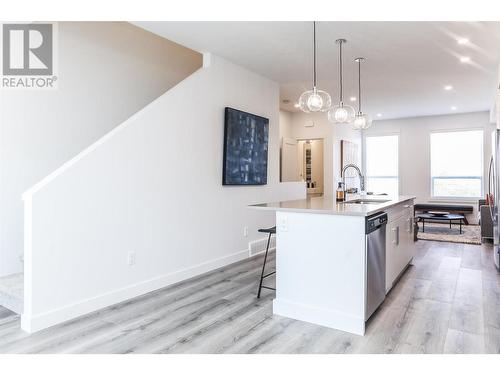 610 Academy Way Unit# 36, Kelowna, BC - Indoor Photo Showing Kitchen With Upgraded Kitchen