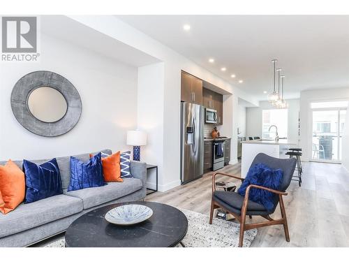 610 Academy Way Unit# 36, Kelowna, BC - Indoor Photo Showing Living Room