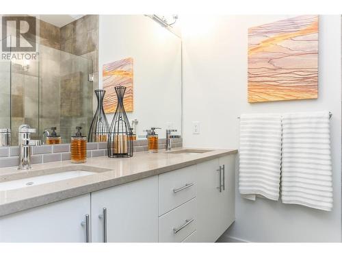 610 Academy Way Unit# 36, Kelowna, BC - Indoor Photo Showing Bathroom