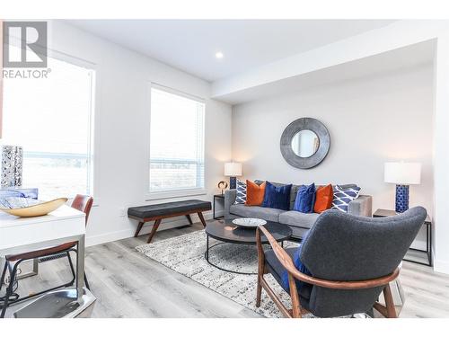 610 Academy Way Unit# 36, Kelowna, BC - Indoor Photo Showing Living Room