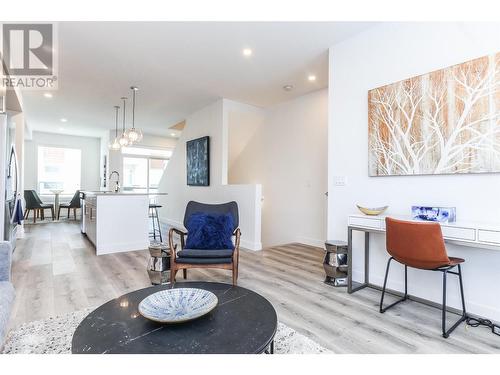 610 Academy Way Unit# 36, Kelowna, BC - Indoor Photo Showing Living Room