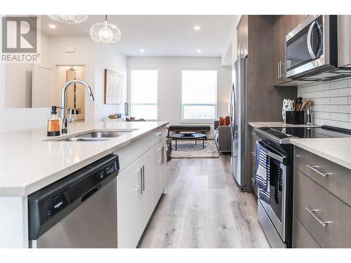 610 Academy Way Unit# 36, Kelowna, BC - Indoor Photo Showing Kitchen With Stainless Steel Kitchen With Double Sink With Upgraded Kitchen