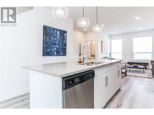 610 Academy Way Unit# 36, Kelowna, BC - Indoor Photo Showing Kitchen With Double Sink