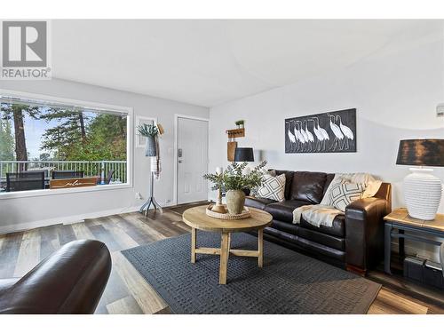 2534 Eagle Bay Road, Blind Bay, BC - Indoor Photo Showing Living Room