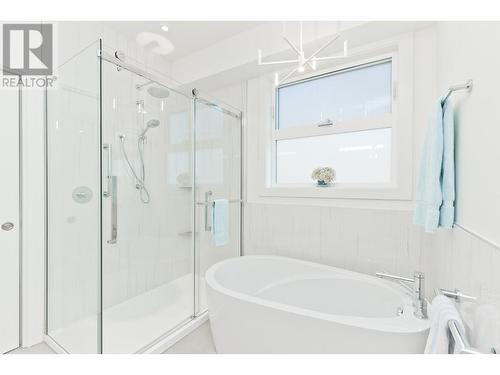129 Summer Wood Drive, Kelowna, BC - Indoor Photo Showing Bathroom