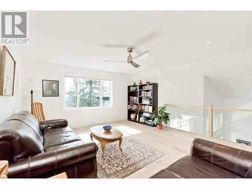 129 Summer Wood Drive, Kelowna, BC - Indoor Photo Showing Living Room