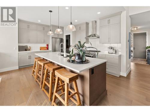 472 Sparrow Hawk Court, Kelowna, BC - Indoor Photo Showing Kitchen With Upgraded Kitchen