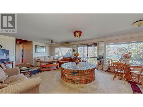 430 Panorama Crescent, Okanagan Falls, BC - Indoor Photo Showing Living Room